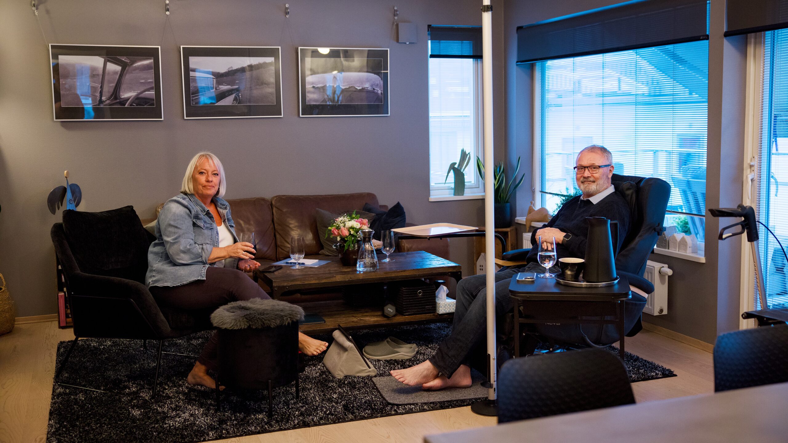 I stua med hjelpemidler, stol og stang