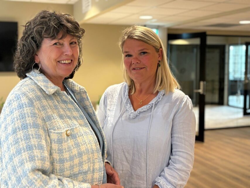 - Med din støtte i ryggen tar vi kampen for å jevne ut forskjellene i landet vårt. Alle med parkinson må få rehabilitering, behandling og oppfølging – uansett hvor de bor – og når de trenger det. Personer som Helene skal måtte slippe å kjempe alene, forteller generalsekretær Kristin Ruud (t.v.) i Norges Parkinsonforbund.
