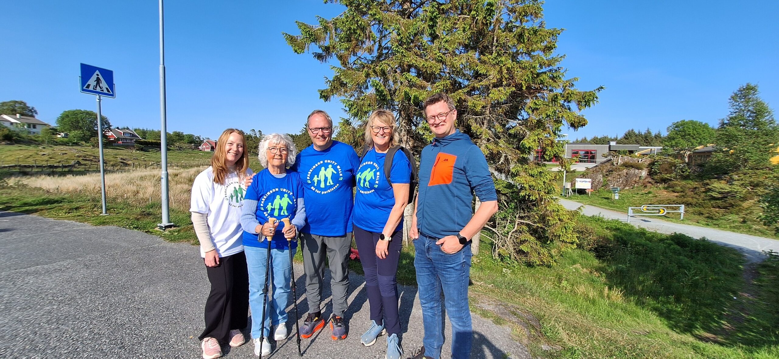 Rannveig Ingebretsen står utendørs med mann, sykepleier og ordfører. 