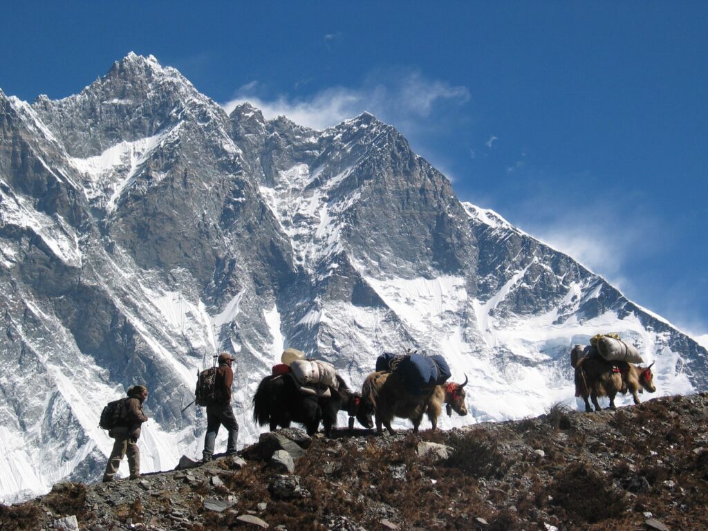 Transport foran sørveggen på Lhotse der Kukukczka datt ned og døde