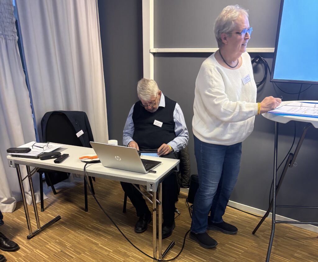 Torbjørn Akersveen holder styr på foredragsholderne. Astrid N Skauge foredrar om Organisasjonshåndboken.